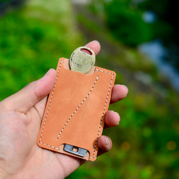 薄卡型鑰匙包 真皮駝棕色，可緊湊地存放在口袋或皮夾中 第1張的照片