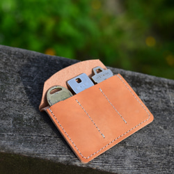 超薄型カードタイプのキーケース　ポケットや財布に収納できる　本革レザー　キャメルブラウン　3本収納可能 1枚目の画像