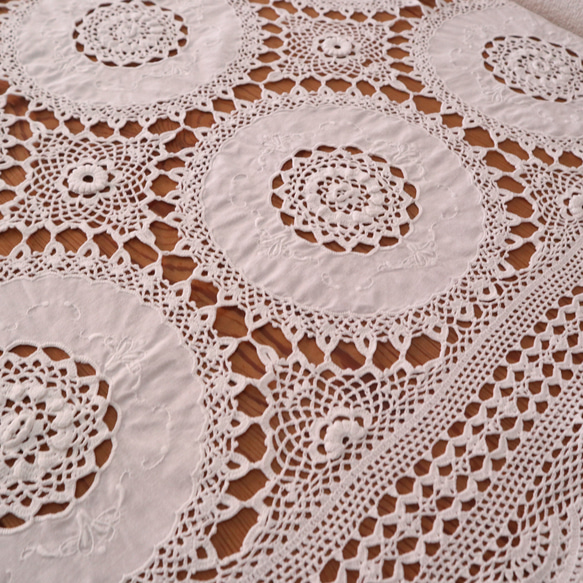 フランスの手仕事/手編みレースと白糸刺繍のパーツをレースで繋いだテーブルクロス (ヴィンテージ ブロカント） 6枚目の画像