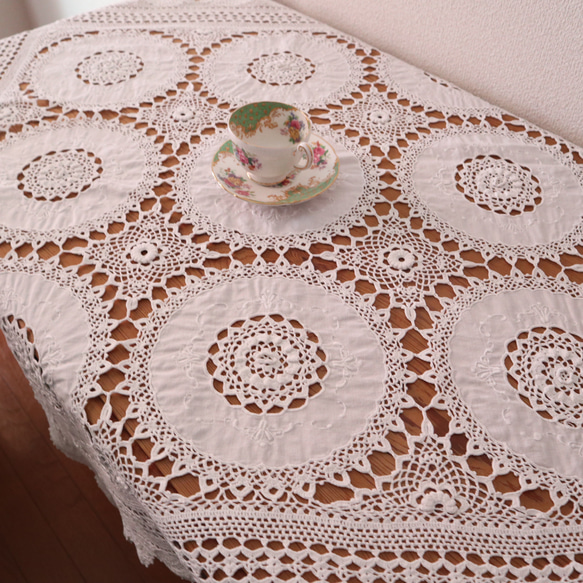 フランスの手仕事/手編みレースと白糸刺繍のパーツをレースで繋いだテーブルクロス (ヴィンテージ ブロカント） 7枚目の画像