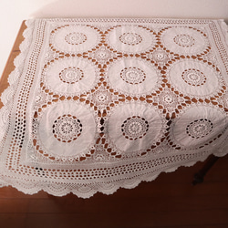 フランスの手仕事/手編みレースと白糸刺繍のパーツをレースで繋いだテーブルクロス (ヴィンテージ ブロカント） 2枚目の画像