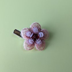 ブローチ　お花　ビーズ刺繍 2枚目の画像