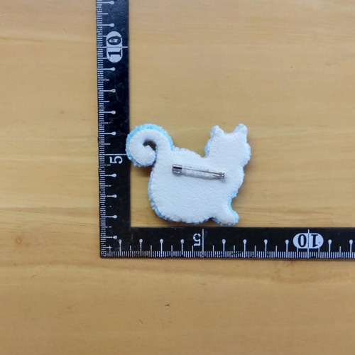 猫のシルエット 刺繍ブローチ 水色 ブローチ haniho 通販