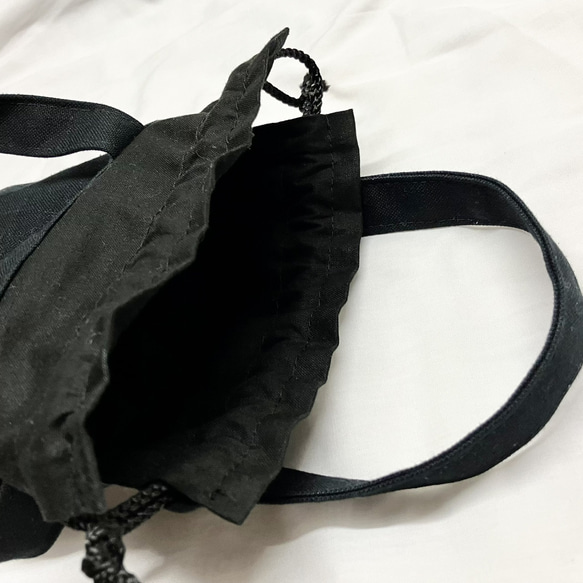 譜面台ケース〜持ち手付、肩紐付の譜面台バッグ〜　厚めキルト芯入りなので譜面台を守ってくれる♡（ブラック） 4枚目の画像