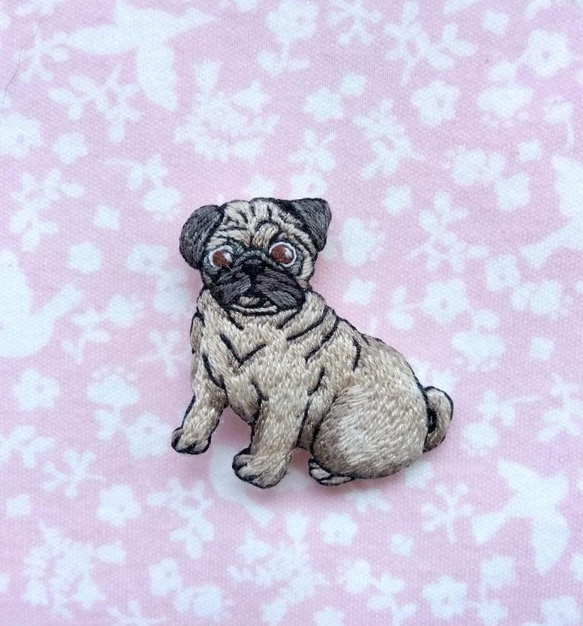 パグの刺繍ブローチ　犬 1枚目の画像