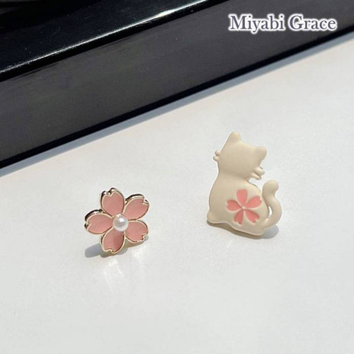 可愛いflower猫ちゃんのカボションイヤリング 猫イヤリング/ホワイトキャットノンホールピアス/桜樹脂イヤリング