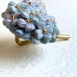 しっとり 紫陽花 の 髪飾り（ポニーフック）和装にも◎刺繍糸で編んだふんわりお花 5枚目の画像