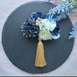 ダークグレーと白のピンポンマムと紫陽花にゴールドタッセルの髪飾り　ヘアクリップ 10枚目の画像