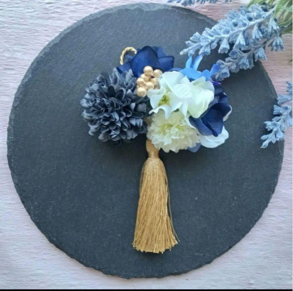 ダークグレーと白のピンポンマムと紫陽花にゴールドタッセルの髪飾り　ヘアクリップ 10枚目の画像