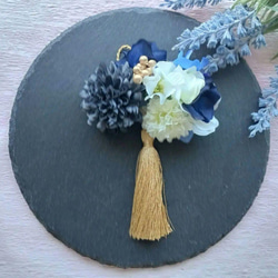 ダークグレーと白のピンポンマムと紫陽花にゴールドタッセルの髪飾り　ヘアクリップ 1枚目の画像