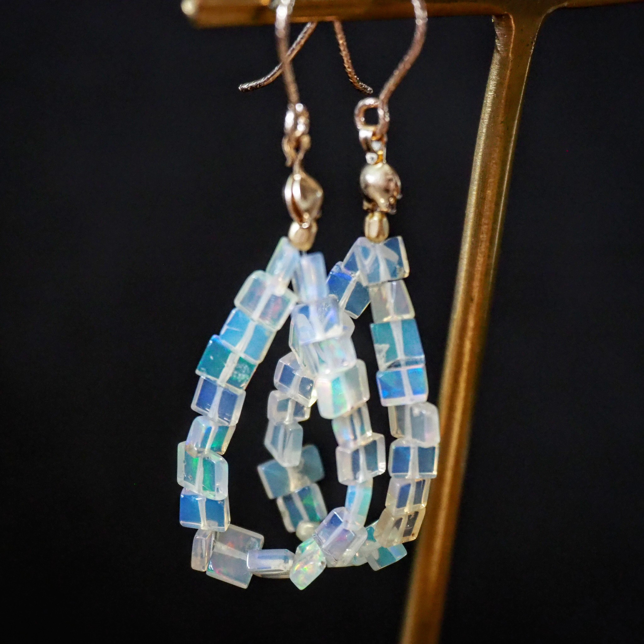 《オパールのスクエアカットフープピアス》