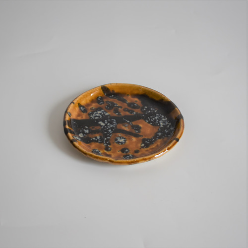 縁がなみなみした丸いプレート小皿(茶/飴色/光沢/黒/点模様/白御影土  