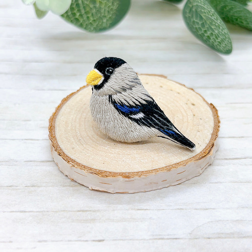 イカル 刺繍 ブローチ（ 野鳥 鳥 小鳥 ） ブローチ mame.pii
