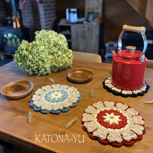送料込み》かぎ針 花×ハートモチーフのポットマット 鍋敷き レッド