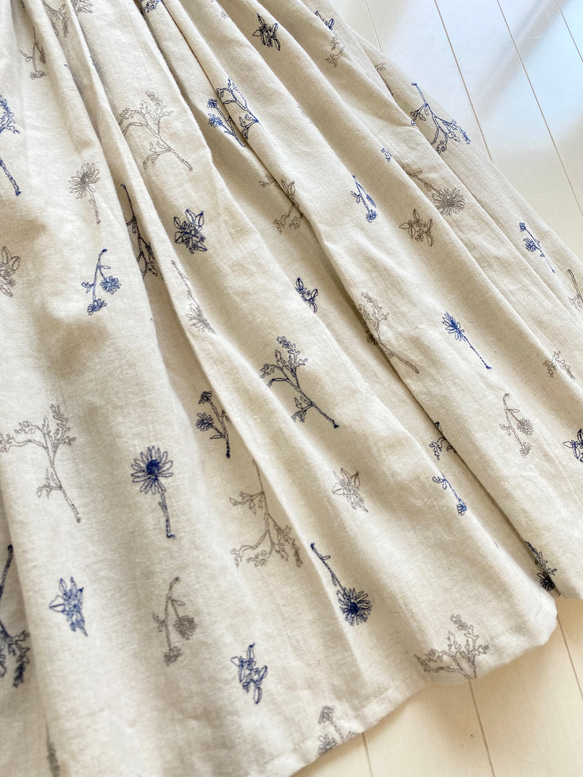 春スカート 刺繍生地のコットンリネンスカート　生成り×ネイビー 8枚目の画像