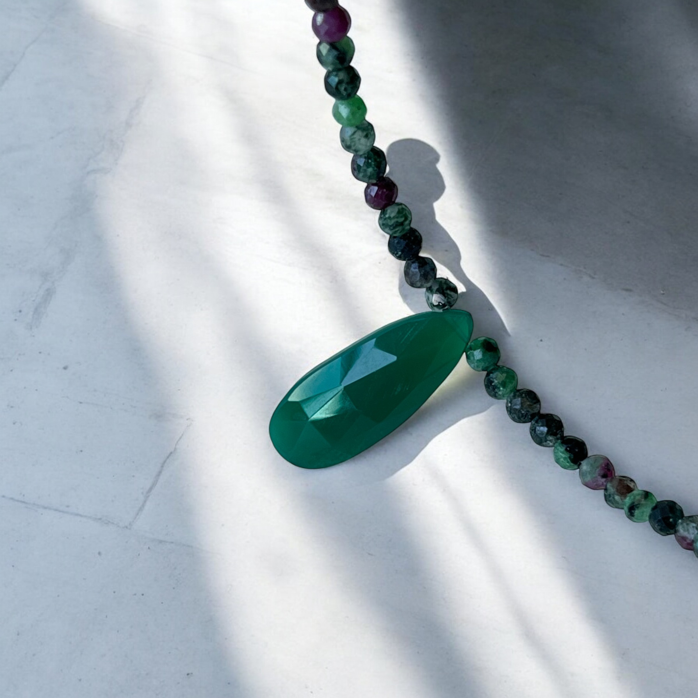 グリーンオニキス　ルビーゾイサイド　ティアドロップ　ネックレス