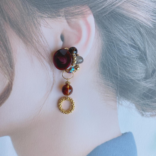 Sonomi】レッド系ボタンと天然石、ビジューの アシンメトリーピアス