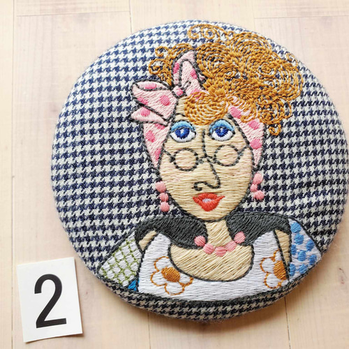 ロラライハリスの超特大くるみボタン刺繍ブローチ ブローチ