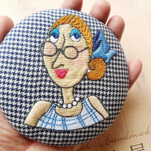 ロラライハリスの超特大くるみボタン刺繍ブローチ ブローチ ロラライハリスの超特大くるみボタン刺繍ブローチ ブローチ