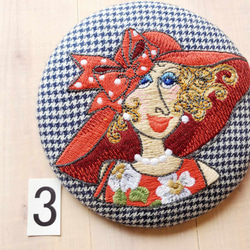 ロラライハリスの超特大くるみボタン刺繍ブローチ 6枚目の画像
