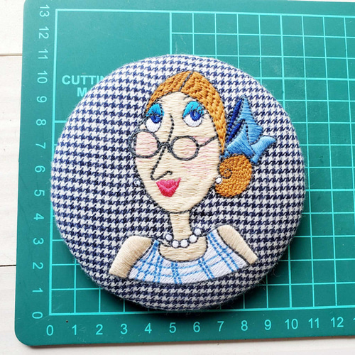 ロラライハリスの超特大くるみボタン刺繍ブローチ ブローチ