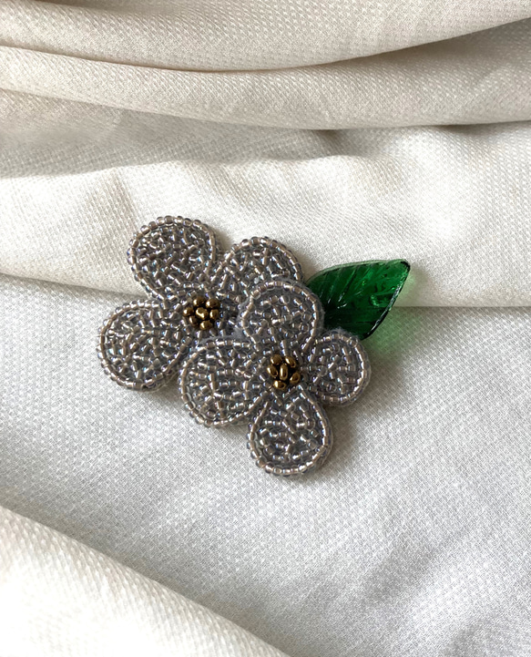 小花のビーズ&刺繍ブローチ　b 2枚目の画像