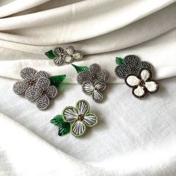 小花のビーズ&刺繍ブローチ　b 6枚目の画像