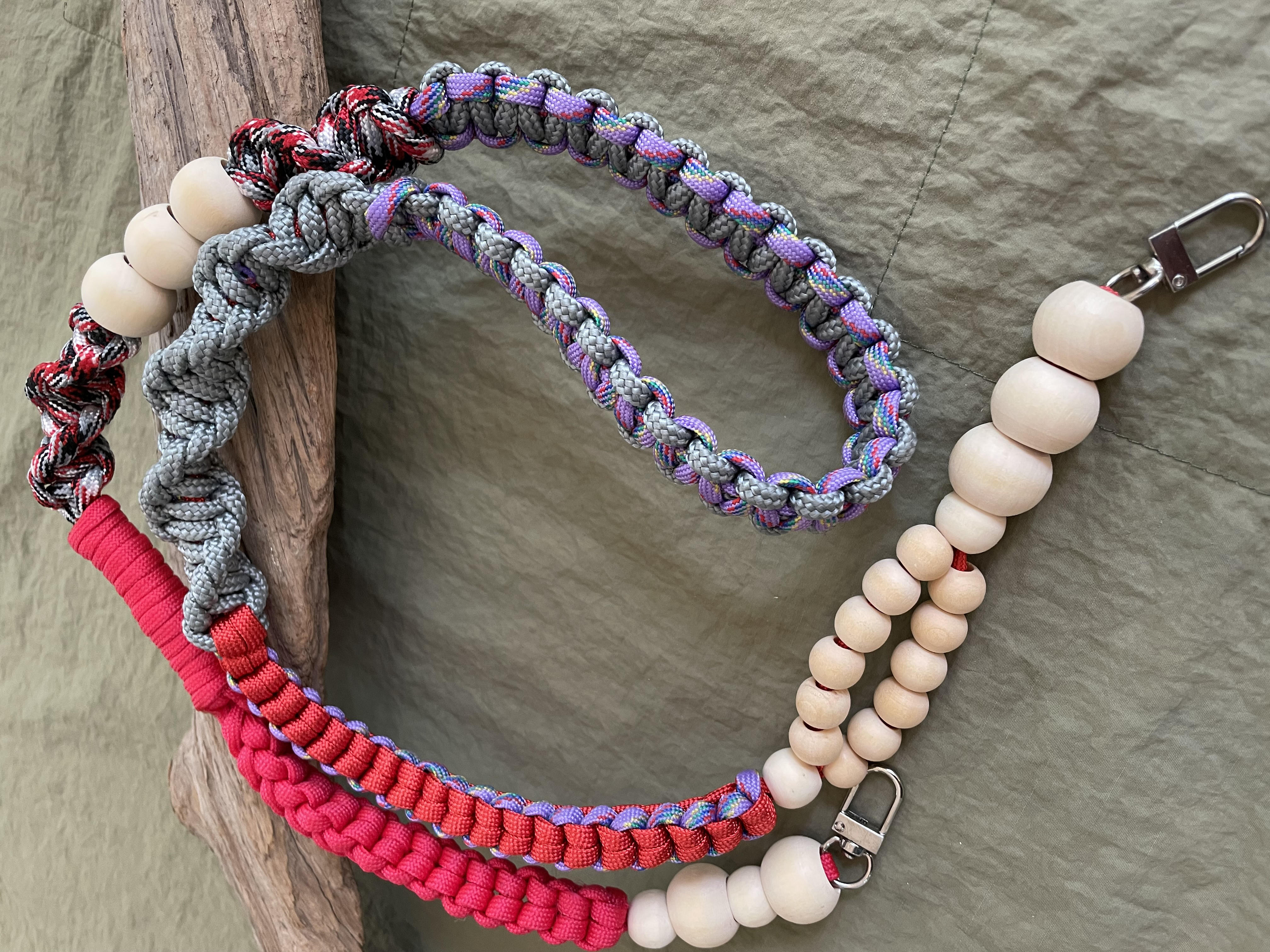 woodとパラコードのストラップ　purple×red