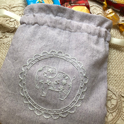 【ゾウの手刺繍巾着ポーチ】 2枚目の画像