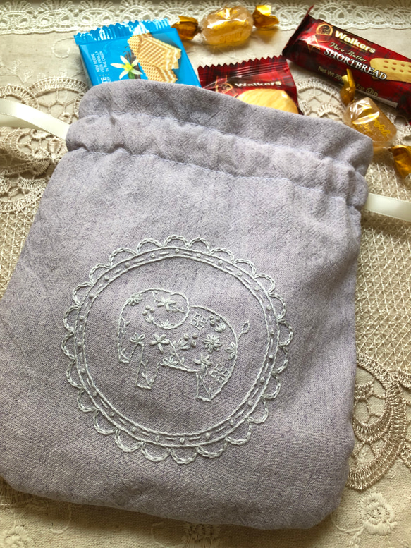 【ゾウの手刺繍巾着ポーチ】 2枚目の画像