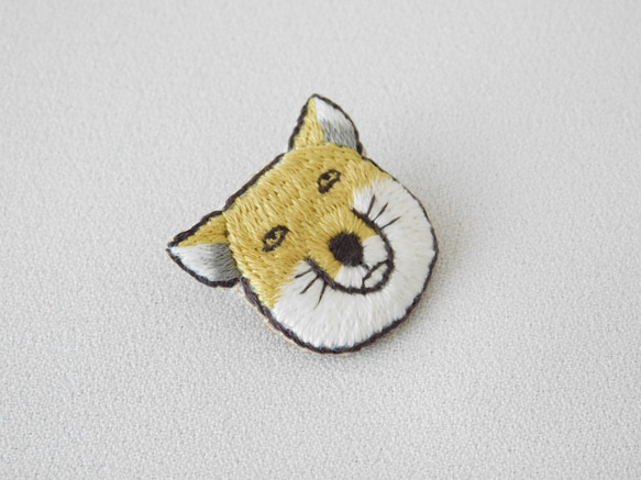 チベットスナギツネ　刺繍ブローチ　【受注製作】 3枚目の画像