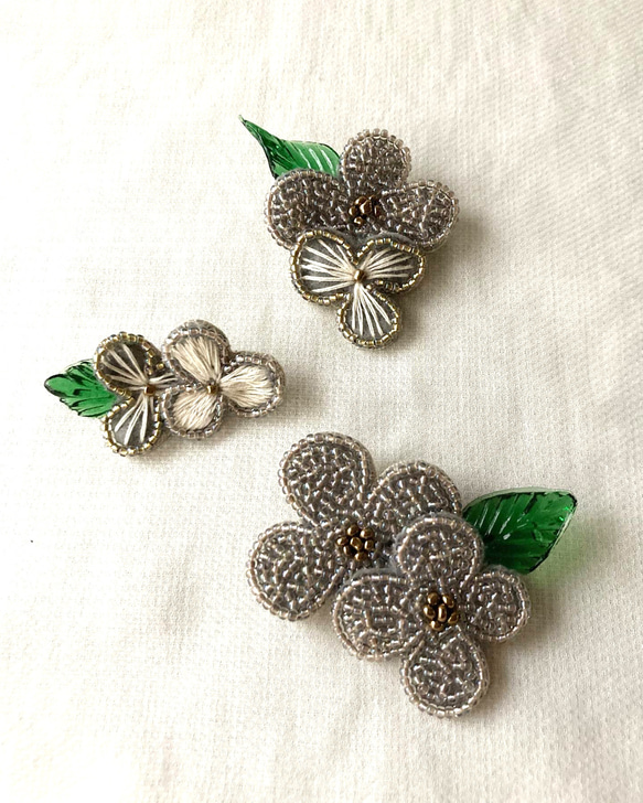 小花のビーズ&刺繍ブローチ　d 4枚目の画像