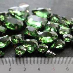 シルバー台座付Ａ級ガラスストーン【Peridot色デザインMIX】25個 5枚目の画像