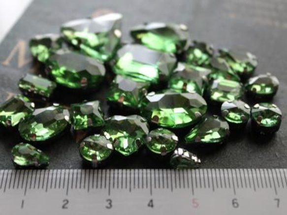 シルバー台座付Ａ級ガラスストーン【Peridot色デザインMIX】25個 5枚目の画像