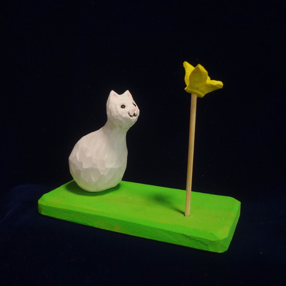 木彫刻『 猫と蝶  』 芸術  彫刻　昆虫　動物　猫　アート 2枚目の画像