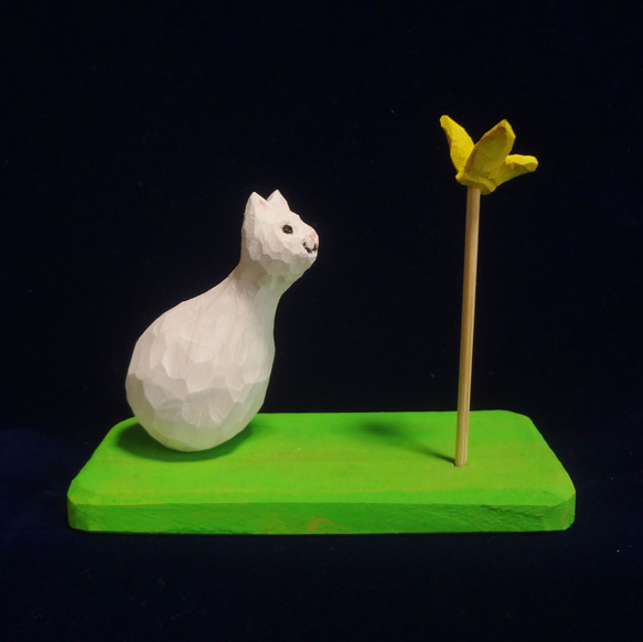 木彫刻『 猫と蝶  』 芸術  彫刻　昆虫　動物　猫　アート 1枚目の画像