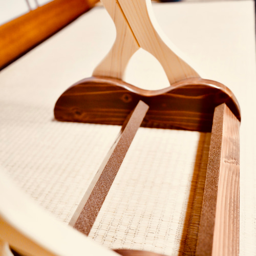 24時間以内に発送】手作り木工 木製三味線スタンド （ニス仕上げ） 2