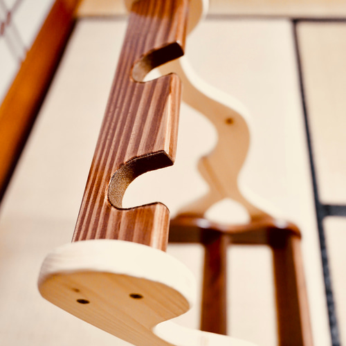 24時間以内に発送】手作り木工 木製三味線スタンド （ニス仕上げ） 2