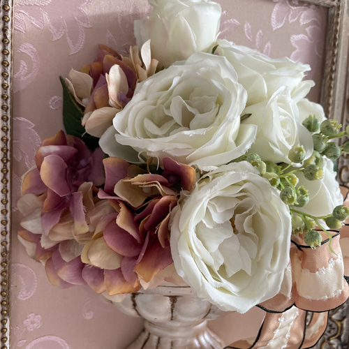 ホワイトローズ×淡いピンクのダマスク柄のフレームアレンジ アート