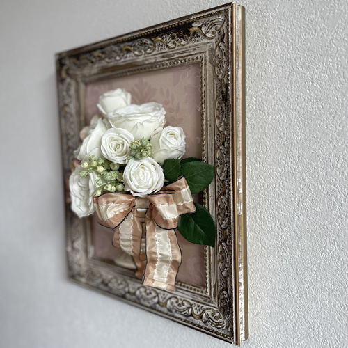 ホワイトローズ×淡いピンクのダマスク柄のフレームアレンジ アート