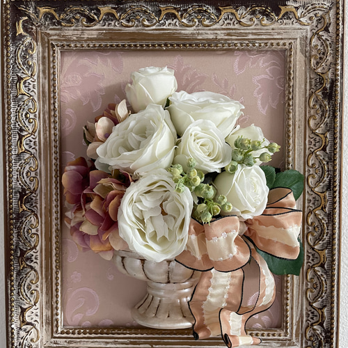 ホワイトローズ×淡いピンクのダマスク柄のフレームアレンジ アート