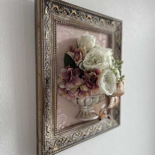 ホワイトローズ×淡いピンクのダマスク柄のフレームアレンジ アート