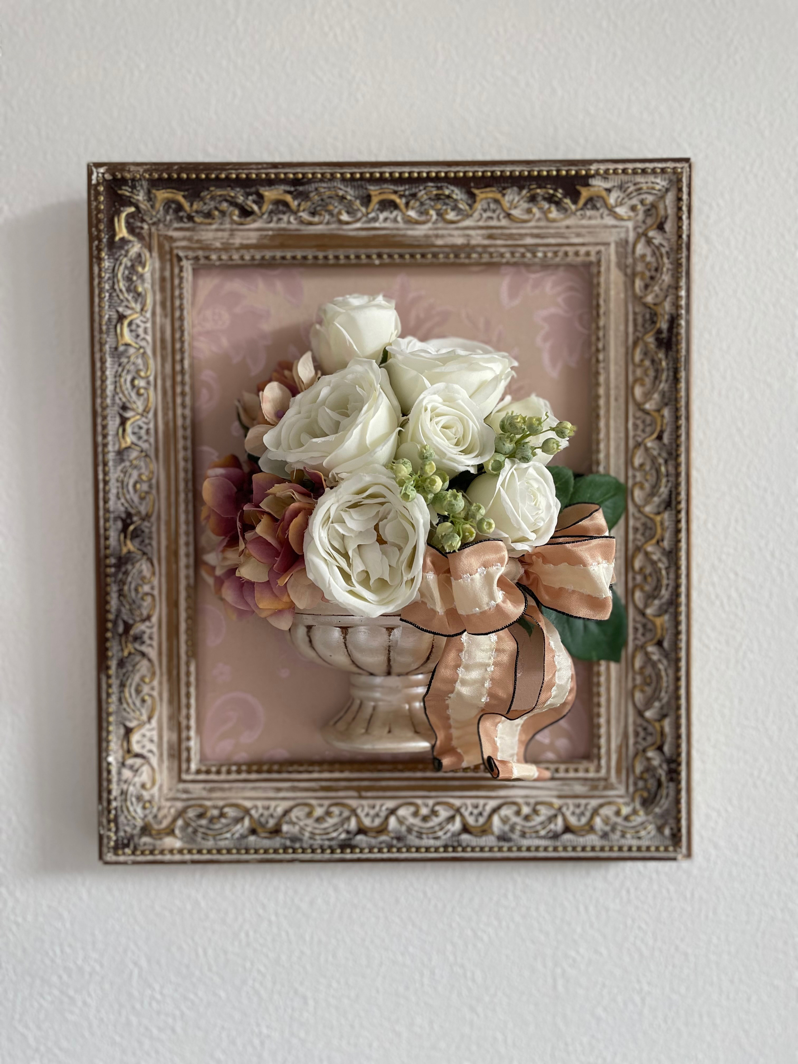 ホワイトローズ×淡いピンクのダマスク柄のフレームアレンジ