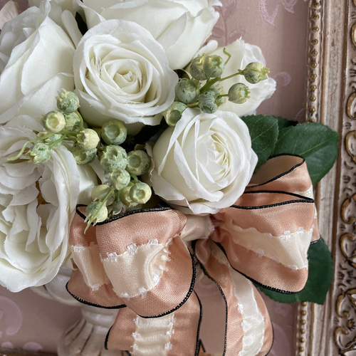 ホワイトローズ×淡いピンクのダマスク柄のフレームアレンジ アート