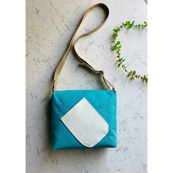夏のSALE   ターコイズブルー　ななめポケットのサコッシュ　ポシェット　長財布が入る　８号帆布　3ポケット　 2枚目の画像
