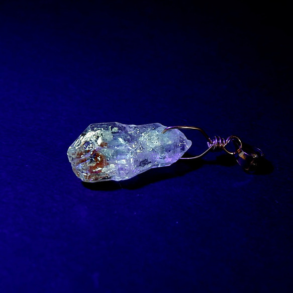 ～ブラックライトで蛍光する水晶～　マダガスカル産　オイルインクォーツのペンダント　1　ｋ14ＧＦ　天然石アクセサリー　 6枚目の画像