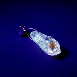 ～ブラックライトで蛍光する水晶～　マダガスカル産　オイルインクォーツのペンダント　1　ｋ14ＧＦ　天然石アクセサリー　 5枚目の画像