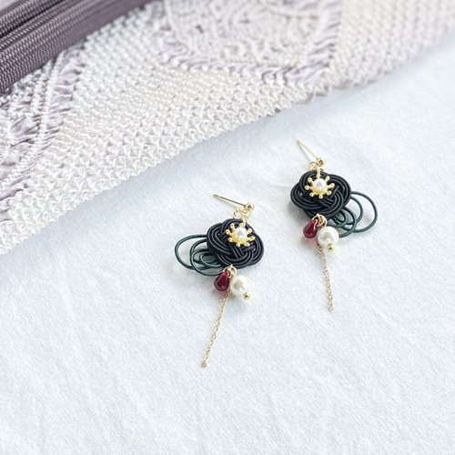 黒椿】水引のピアス／イヤリング ピアス（フック・チェーン） HANAHANA