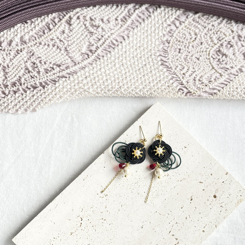 84 キドニーフック✖︎ブラックビーズとお花やビーズじゃら　ピアス・イヤリング 84 キドニーフック✖︎ブラックビーズとお花やビーズじゃら ピアス