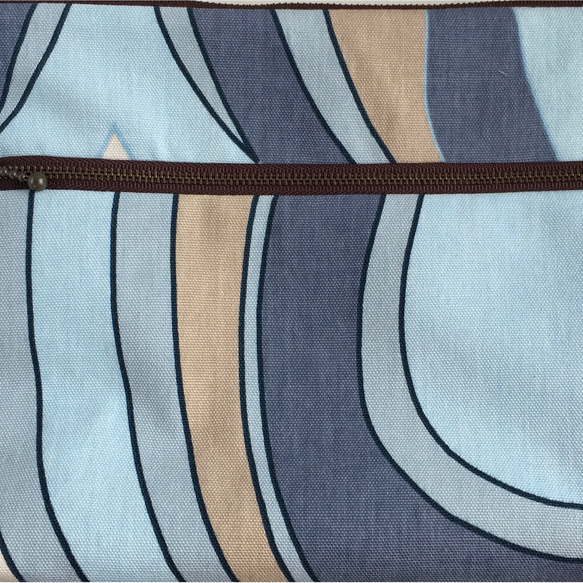 ミニショルダーバッグ　サコッシュ　ポシェット　ブルーのレトロモダン柄 2枚目の画像